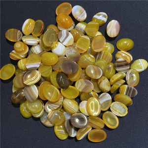 Mucchio di cabochon ovali in agata naturale con motivi a strisce arancioni e bianche