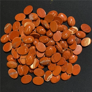 Macro di pietre di diaspore rosso ovale lucido con trame minerali naturali