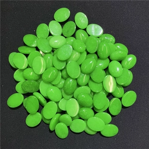 Dettaglio di cabochon in agata verde ovale 15x20mm per accessori capelli DIY