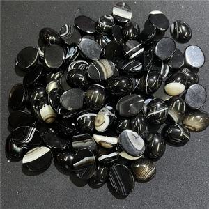 Dettaglio macro di pietre di agata nera ovale con venature naturali bianche