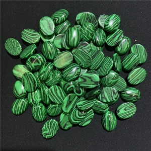 Vista dettagliata dall'alto di cabochon in malachite ovale con striature naturali