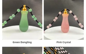 Dettaglio di ciondoli flaconi di profumo in quarzo rosa e aventurina con collane intrecciate