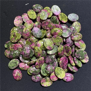 Pietre naturali ovali di rubino in zoisite lucido con motivi verde e magenta vivaci