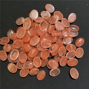 Dettaglio macro di cabochon in quarzo rosa ovali per gioielli fatti a mano e forcine DIY