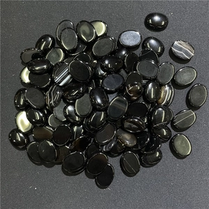 Primo piano di pietre di agata nera ovali lucide con venature bianche naturali