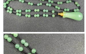 Dettaglio del ciondolo a boccetta di profumo in giada verde con collana in corda nera