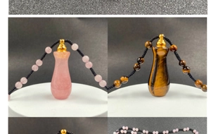 Dettaglio di ciondoli a bottiglia di profumo in quarzo rosa e occhio di tigre con cordino