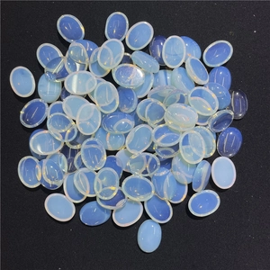 Vista ravvicinata di cabochon ovali in opale per la creazione di gioielli fai da te