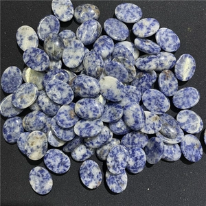 Mucchio di pietre naturali di sodalite ovale 15x20mm con venature blu e bianche