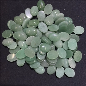 Dettaglio macro di cabochon in quarzo avventurina verde ovale per gioielli fai-da-te