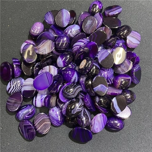 Dettaglio di pietre di agata viola a strisce ovali per la creazione di gioielli fai da te