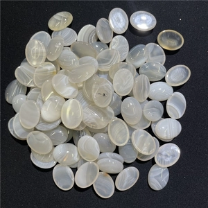 Dettaglio macro di cabochon in agata naturale ovale con strisce grigie per gioielli fai da te
