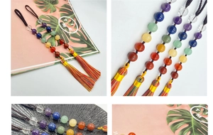 Vues détaillées du charme de voiture en pierres 7 chakras avec pompon dégradé coloré