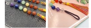 Détail de perles de cristal des sept chakras avec gland en soie coloré pour rétroviseur