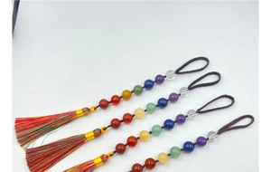 Vue détaillée des ornements aux sept chakras faits main avec des glands colorés pour voiture