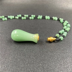 Collana con ciondolo a boccetta di profumo in giada verde chiaro e tappo dorato