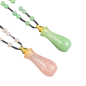 Pendenti a boccetta di profumo in cristallo rosa e verde su collane intrecciate