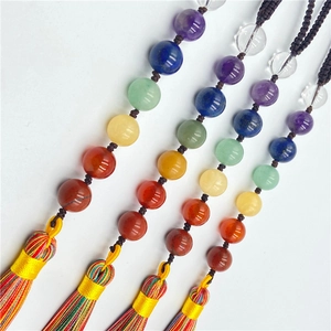 Pendentif de voiture 7 chakras en pierres naturelles avec corde tressée et pompons colorés