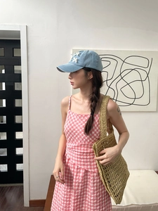 Grand sac fourre-tout en paille tressée assorti à une casquette en jean bleu avec nœuds