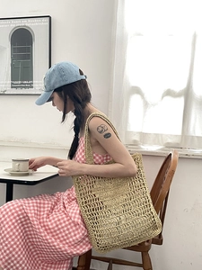 Sac fourre-tout en paille minimaliste avec design en maille tissée pour la plage d'été