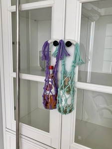Détail du sac filet en coton fait main en violet et vert menthe pour bouteilles d'eau
