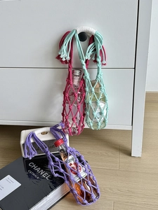 Détail des porte-bouteilles faits main en coton tressé violet, rose et vert