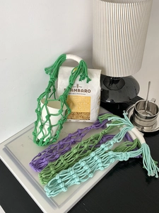 Détail des porte-bouteilles en macramé fait main avec poignées renforcées et franges