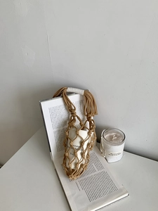 Porte-bouteille fait main avec poignée en coton blanc et design en maille minimaliste