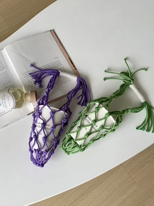 Porte-bouteille macramé fait main avec pompon en violet et vert, style bohème chic