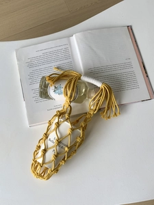 Porte-bouteille en macramé fait main avec filet jaune moutarde et pompon décoratif