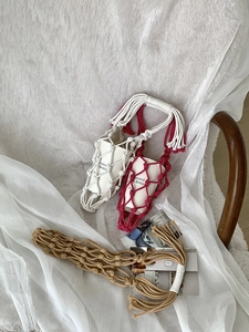 Détail de porte-bouteilles en macramé faits main avec franges en plusieurs couleurs