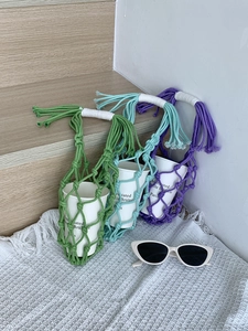 Détail du porte-bouteille en maille tissée main en couleurs vert, bleu et violet vif