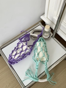 Détail de porte-bouteilles en filet de coton faits main en violet et vert menthe