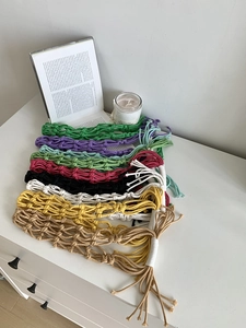 Vue détaillée de porte-bouteilles en coton macramé tissé main avec de longues franges