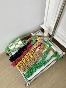 Porte-bouteille fait main en macramé avec design en filet tissé en couleurs vives