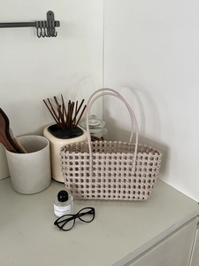 Borsa da spiaggia a cesto intrecciata a mano beige con manici rotondi per l'estate