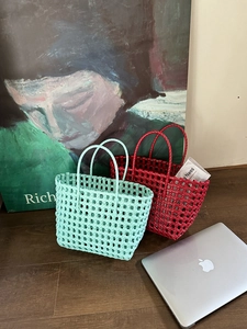 Dettaglio di borse tote intrecciate in verde menta e rosso per le vacanze estive