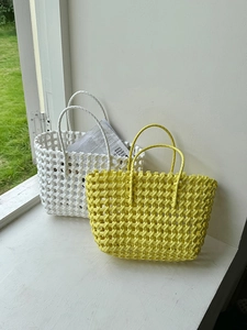 Borse a mano intrecciate a mano in bianco e giallo, perfette per le vacanze al mare