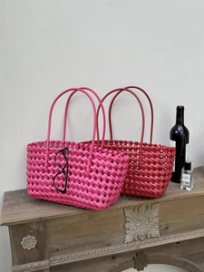 Borsa tote in maglia traforata rosa e bordeaux per la spiaggia e lo stile vacanza