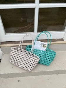 Borsa tote intrecciata color crema e verde, ideale per spiaggia o picnic