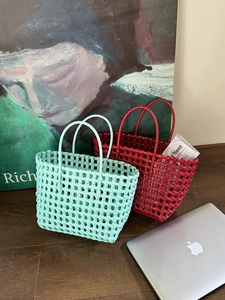 Borse a cesta intrecciate a mano in verde menta e rosso per spiaggia e picnic