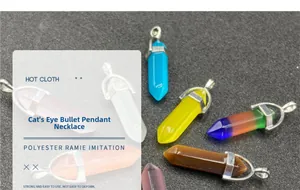 Vue détaillée de pendentifs balle en pierre œil de chat colorée avec fermoirs argentés