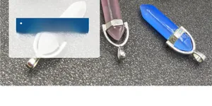 Détail macro des pendentifs hexagonaux en pierre œil de chat rose, bleu et blanc
