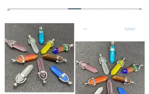 Vue détaillée de plusieurs pendentifs en pierre d'oeil de chat hexagonale colorée