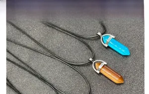 Détails des pendentifs en opale hexagonale et cristal avec cordons tressés noirs