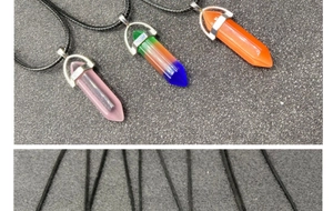 Détails des pendentifs hexagonaux en œil-de-chat en rose, orange et dégradé bleu