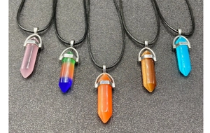 Cinq pendentifs hexagonaux en pierre de cristal avec cordons tressés noirs
