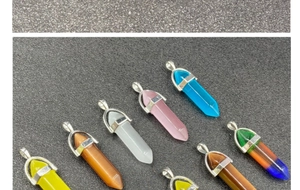 Vue détaillée de pendentifs prismes hexagonaux en cristal coloré avec attaches argentées