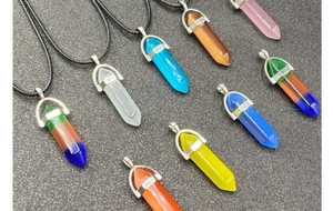Vue macro de pendentifs hexagonaux en pierre œil de chat colorée avec attaches argentées