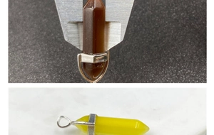 Vue détaillée de pendentifs hexagonaux en œil de chat avec fermoir en métal et mesureur